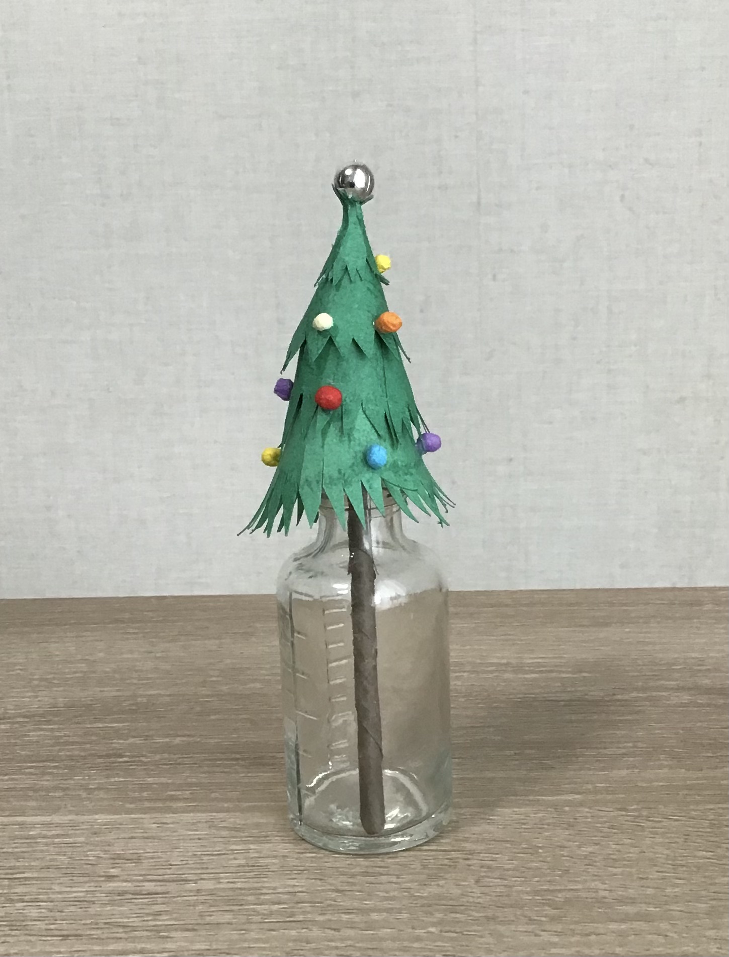 かわいくて飾りやすい スティック状のクリスマスツリーのペーパークラフトです ぬりえラボ